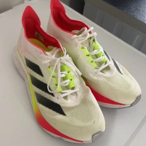 Adidas löparskor vit/neon strl 43 - Säljer ett par Adidas löparskor, Köpts för cirka 2 veckor sedan. Har sprungit 2 gånger i dom men känner att dom inte är för mig. Väldigt sköna och en stabil sula som gör så man får ett bra grepp. Kvaliten i skon känns väldigt stabil och bra med. Perfekt för dig som gillar att löpa både på asfalt och lite mer terräng. 