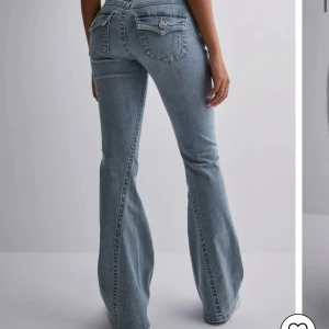 Bootcut jeans i ljusblå denim - Säljer dessa snygga bootcut jeans från true religion då de inte passar mig längre.❣️