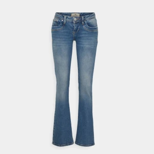 Blå bootcut jeans från LTB  - Jätte fina Valerie jeans från LTB!💕 Dom är använda ett fåtal gånger, men är som i ny sick!❤️ Säljer då det inte kommer till användning tyvärr😔 PRISET GÅR ATT DISKUTERA!❤️