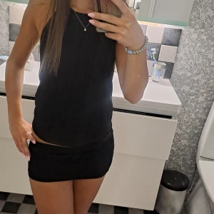 Svart blus - Så fin blus som har dubbelt tyg/volanger vilket syns bättre på andra bilden!! Skriv för frågor🩷