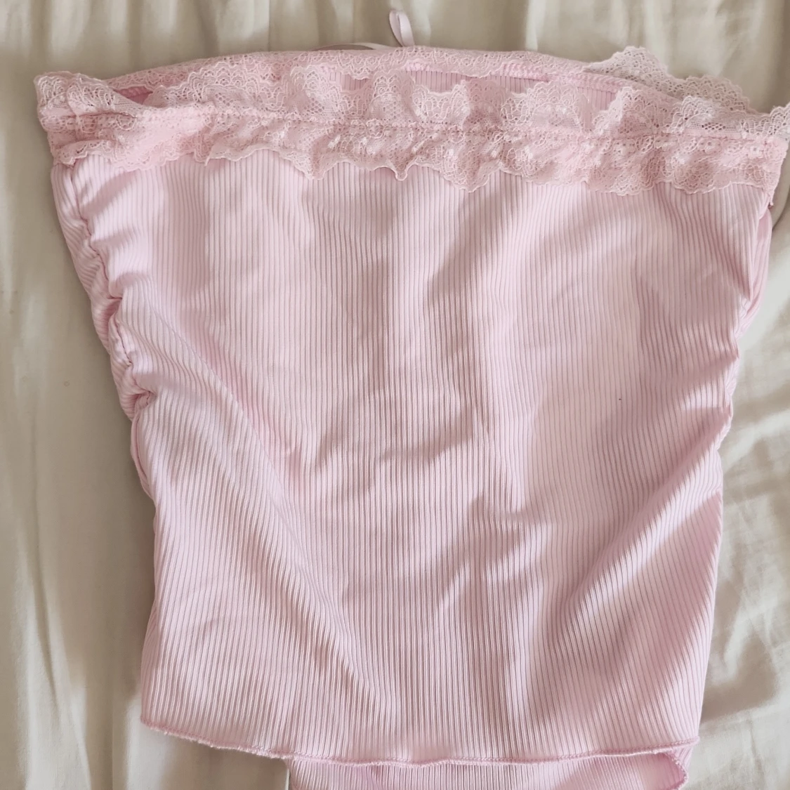 Ljusrosa ribbad tubtopp med spets - 1