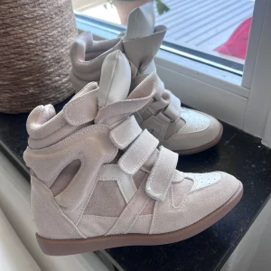 Isabel marant skor  - Säljer dessa supersnygga ljusbeiga Isabel marant skor i storlek 37🩷   Nypris: 5750kr  Helt i nyskick, köpta på vinted men inte använda varken av förra ägaren eller av mig🩷