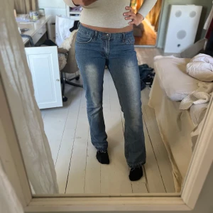 Lågmidjade bootcut jeans - Super snygga jeans me cool wash! Det står i lappen att dom är i storlek 42, vilket inte alls stämmer då dem passar mig som brukar ha 27/28. Dem har även lite stretch. 