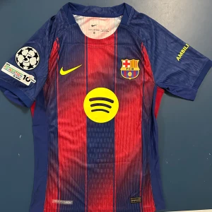Lamine Yamal Barcelona Fotbollströja  - Helt ny Lamine Yamal Barcelona Fotbollströja. Finns i S och M.