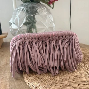 Handgjord lila kuvertväska med fransar - Unik handgjord kuvertväska i lila, virkad i tjockt bomullsgarn. Väskan har fransar längs kanterna som ger en cool boho-vibe. Perfekt storlek för mobilen och det viktigaste. Mjuk och flexibel form, utan synliga loggor.