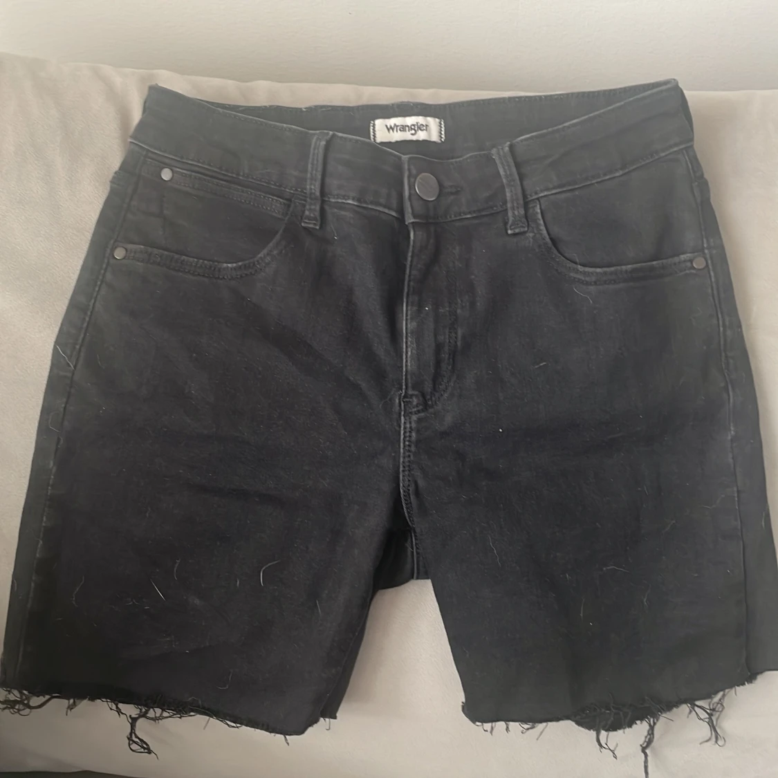 Svarta jeansshorts från Wrangler