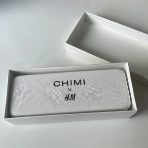 Gröna CHIMI x H&M solglasögon - Snygga solglasögon från CHIMI  med transparent ljusgrön båge i fyrkantig. Dom är nästan helt nya. Använd 3 gånger men säljer för att dom inte var min stil. Jätte snygg och populära!