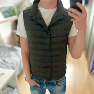 Massimo Dutti Väst - Bra skick, små defekter förekommer. Storlek M passar dig som är mellan 178-188cm. Nypris ca 2500kr. Modellen är 185 cm, 79 kg. Passar bra nu till sen sommar/höst. Skriv för mer information!🤝 