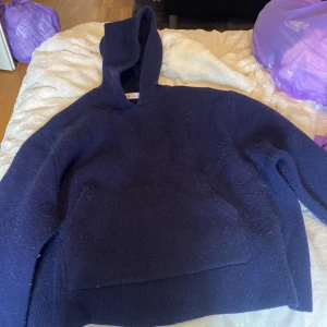 Mörkblå stickad hoodie från Zara - Söt mörkblå Kashmir blend hoodie från Zara i size  S-M men den är stor i storleken!!❤️orginal pris 1000