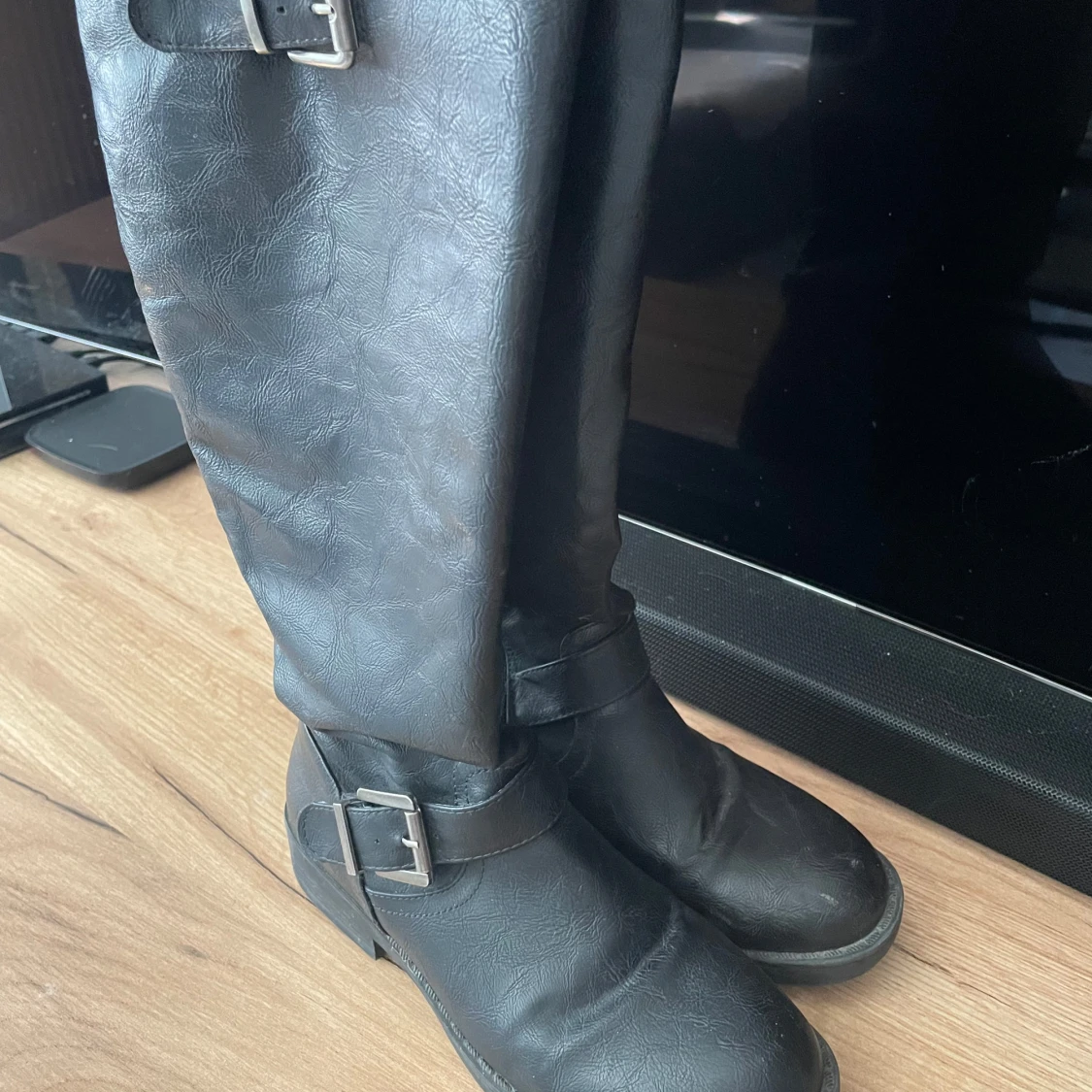 Svarta höga boots med spännen - 2