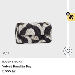 Mini velvet bandita - Handgjord väska från Rough Studios. Sparsamt använd och i gott skick! Ett innerfack finns.  Bred: 20cm Höjd: 12cm Djup: 6 cm Nypris 2999kr