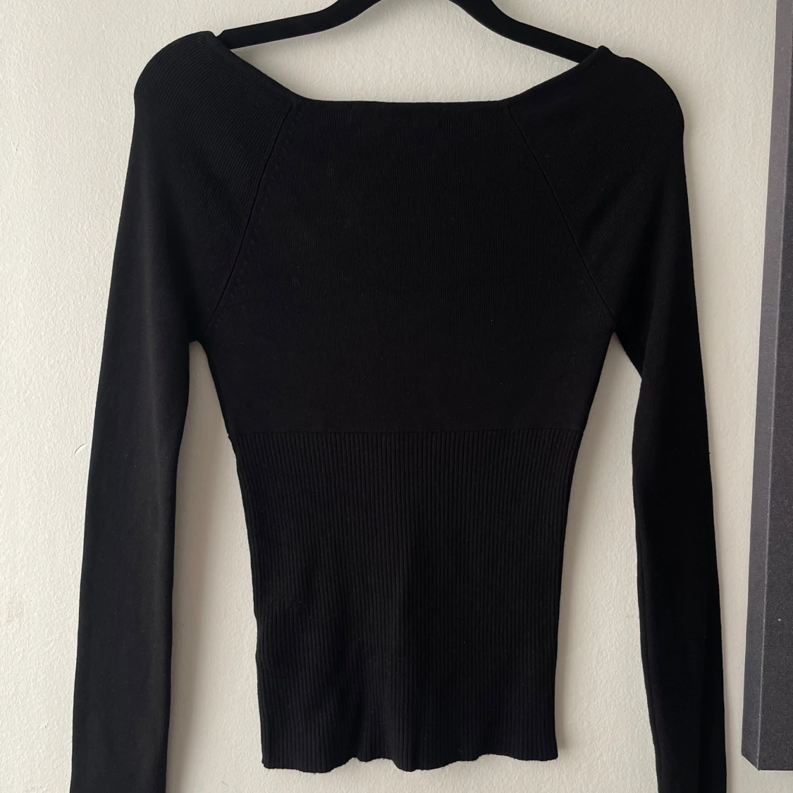 Svart ribbad v-ringad tröja Bik Bok - 1