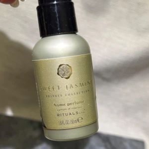 Ny! Rituals Sweet Jasmine Home Perfume - Ny! Lyxig hemparfym från Rituals Private Collection i doften Sweet Jasmine. Flaskan är 50 ml, har en elegant matt guldig färg och svart spraymunstycke. Perfekt för att fräscha upp rummet med en fräsch och blommig jasmin-doft.