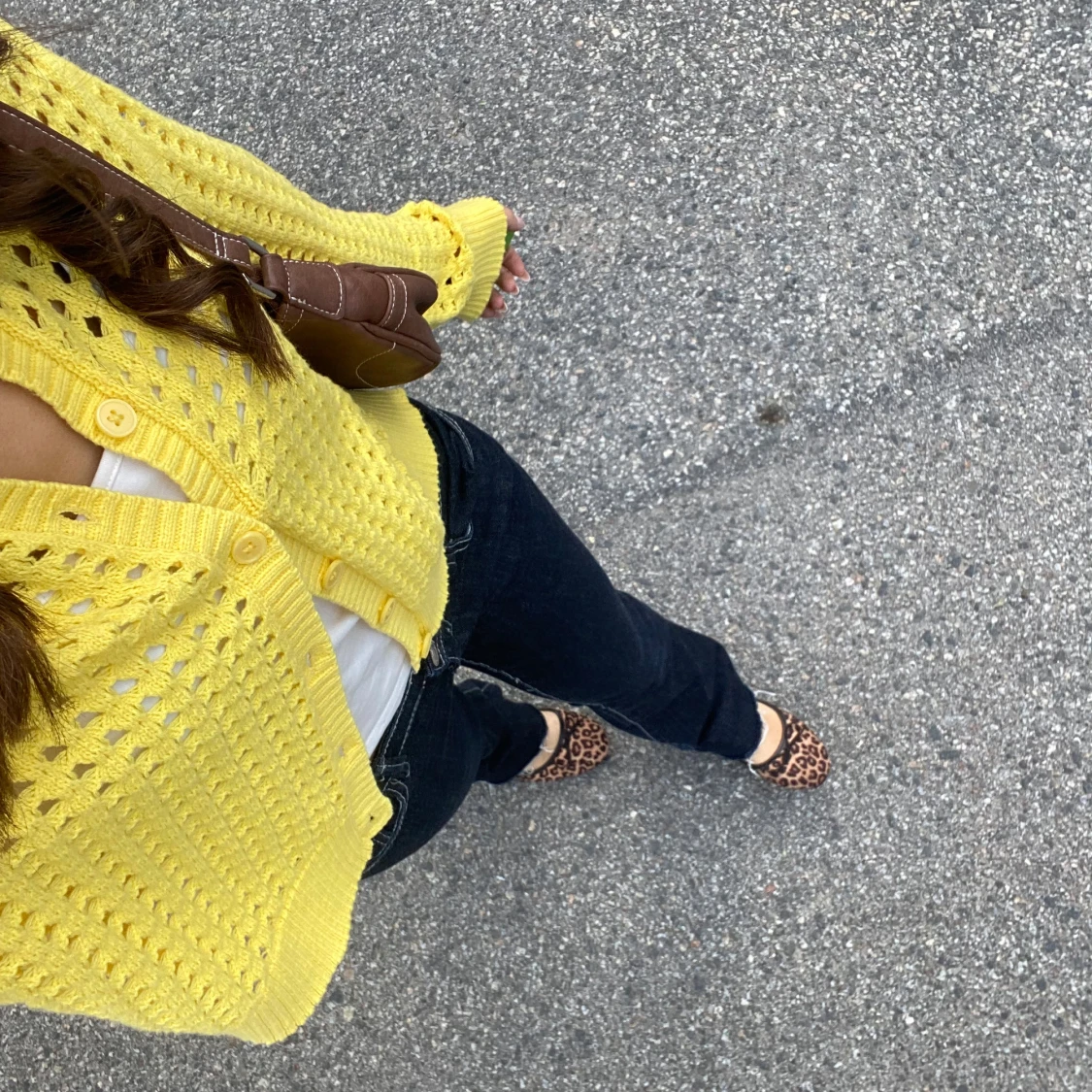 Gul stickad kofta med knappar - 2