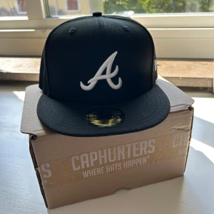 Svart New Era keps Atlanta Braves - Helt ny Atlanta Braves keps köpt på Caphunters. 57,7cm