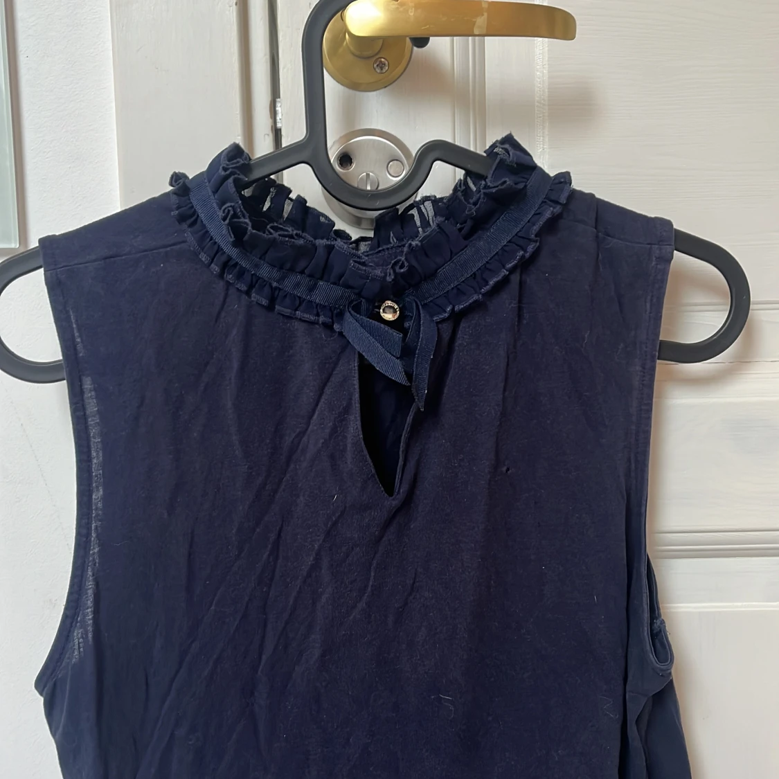 Mörkblå blus med volangkrage Holy & Whyte - 1