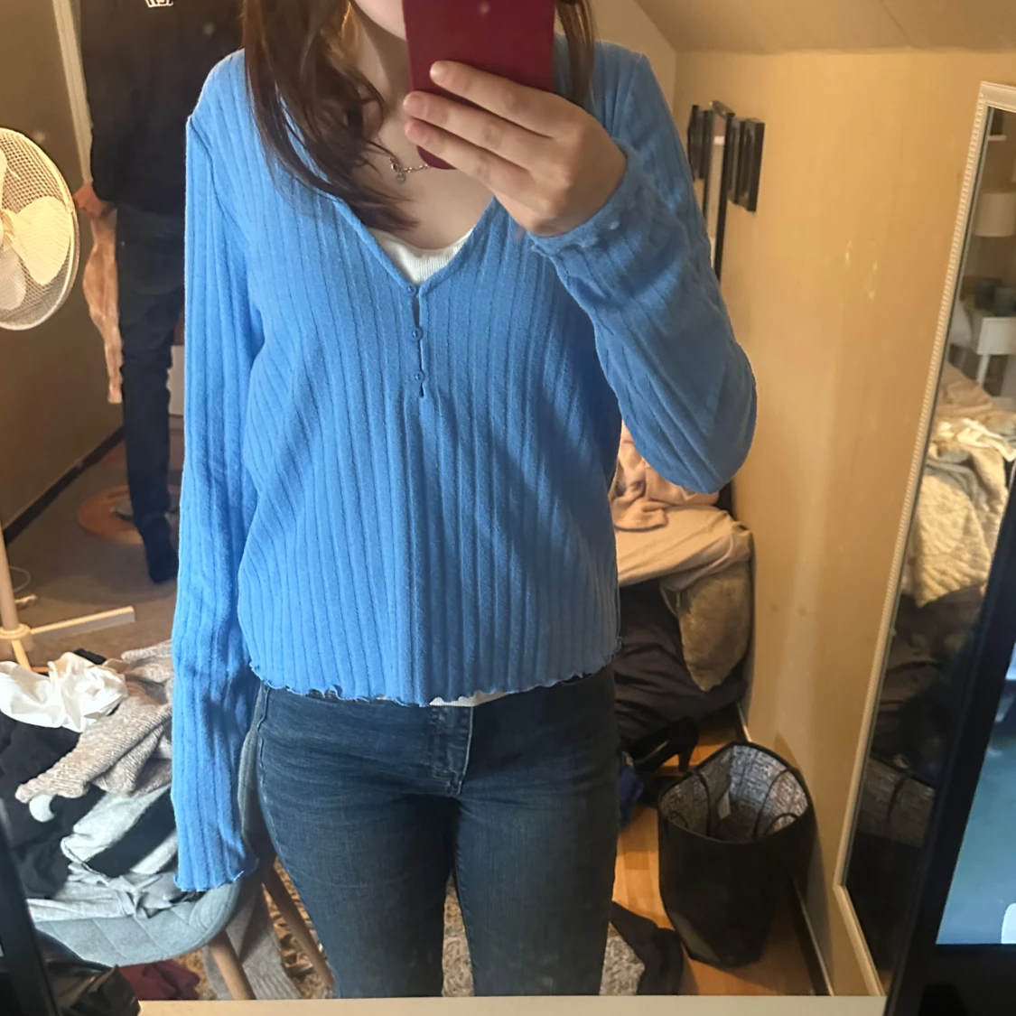 Blå ribbad kofta med v-ringning