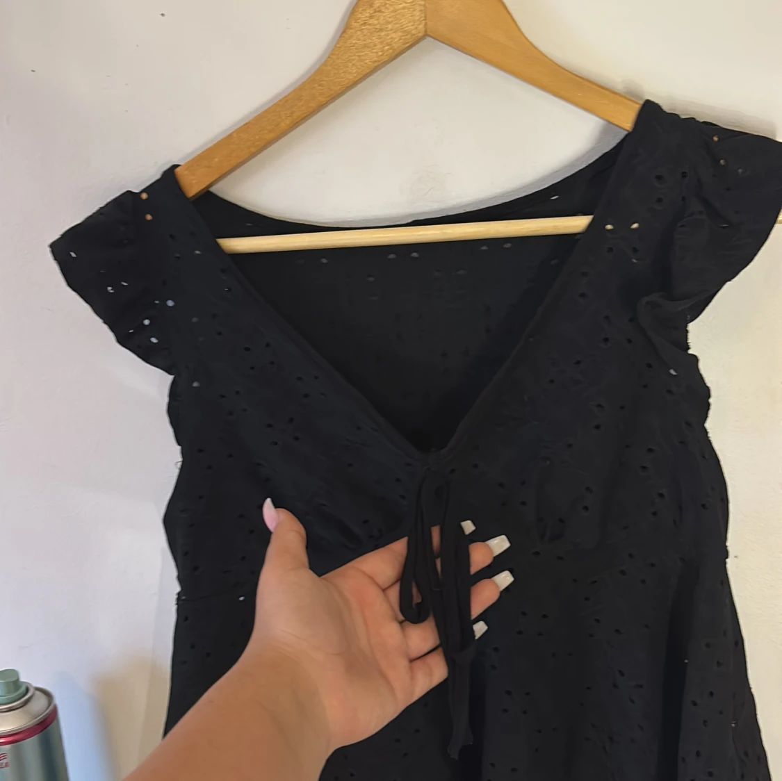 Svart blus med knyt och broderade hål - 1