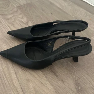 Svarta pumps med spetsig tå - Säljer dessa klackar som jag köpte här på plick då det var fel storlek🌸lite slitna på bandet bak som syns på bilden