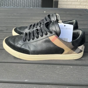 Burberry skor - Burberryn skor i bra skick, versitiare collective tag ingår, färg svart, storlek Eu 42.