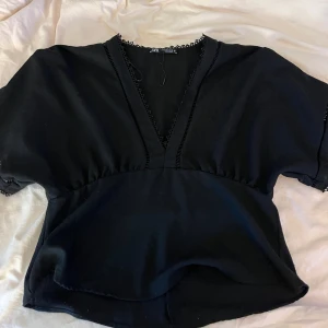 Blus  - Söt svart blus ifrån Zara i storlek xs
