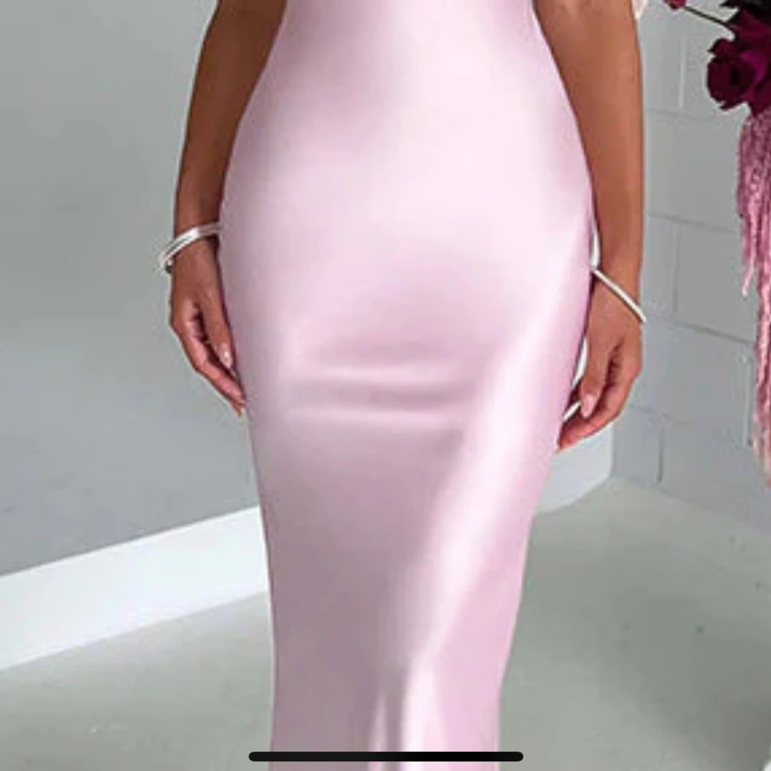 Ljusrosa långklänning i satin - 1