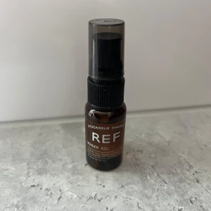 REF Wonder Oil sprayflaska - REF Wonder Oil i en liten brun plastflaska med svart spraykork.