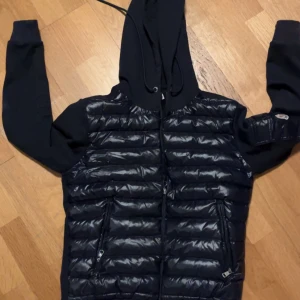 Moncler cardigan - KAN GÅ NER I PRIS VID SNABB AFFÄR! en snygg jacka som passar perfekt för lite kyligare dagar, den har en glansig look som gör att den sticker ut lite extra mycket, storlek M men sitter som S. nfc tag funkar. nypris:5800