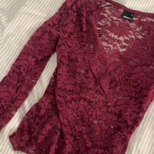 Vinröd spetsblus från Gina Tricot - Skitsnygg blus från Gina i vinrött, den har något småhål men tycker själv inte de märks när man har den på sig men där av pris