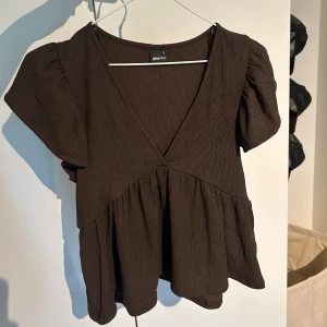 Brun topp - Jättegullig brun topp från Gina i strl S💞 Endast använd en gång så den är i jättebra skick