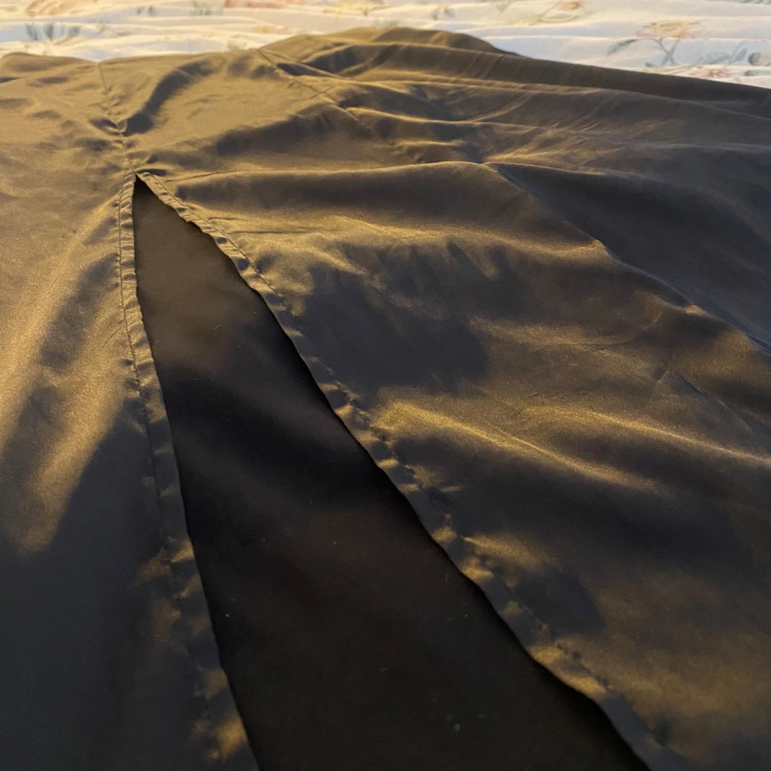 Svart långkjol med slits - 1