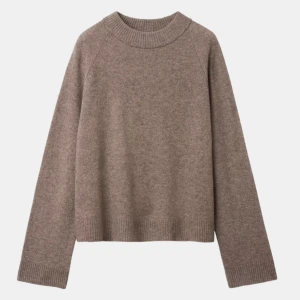 Beige stickad tröja - Så fin beige stickad tröja från Wera, endast använd 1 gång, nypris 799kr!! Pris kan diskuteras💗