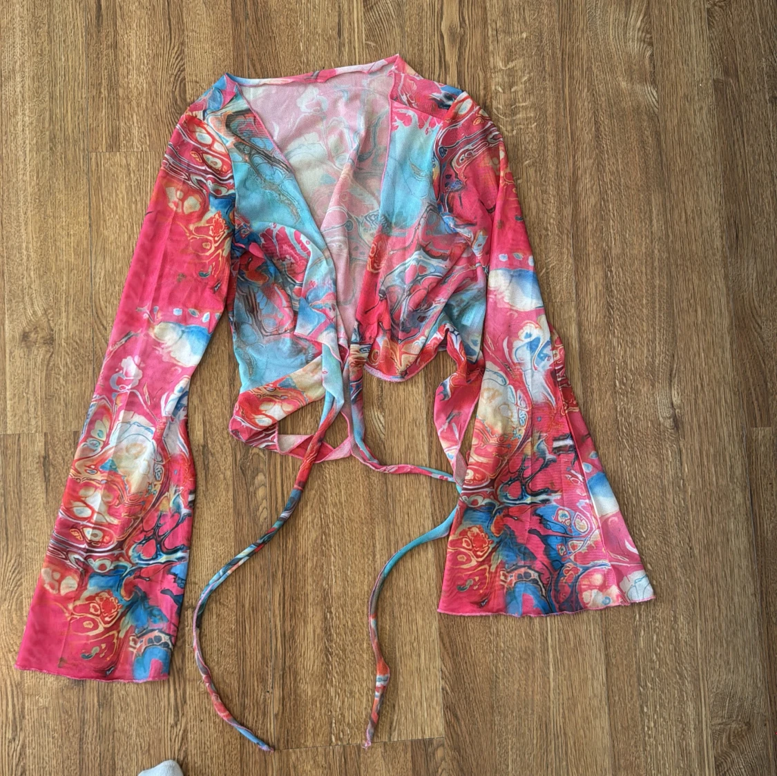 Färgglad omlottop med utsvängda ärmar