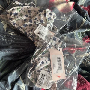 Blommig bikini från Nelly - Supersöt bikini från Nelly storlek S. Ligger fortfarande i påsarna så aldrig använd😊