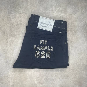 HELT NYA || Jacob Cohën 620 comfort jeans - Riktigt feta Jacob Cohën 620 comfort jeans | Strl: W33 (passar 32) | Midja ~ 42cm ~ Längd 108cm | Skick: 10/10 (helt nya) | Nypris: 7000kr | Hör av er vid frågor eller funderingar!🤗