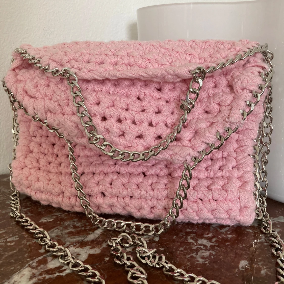 Rosa virkad väska med silverkedja - 1