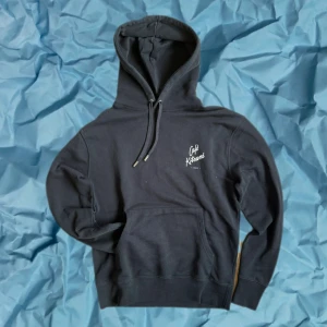 Maison Kitsuné Hoodie - Galet snygg svart Maison Kitsuné Hoodie, i storlek Large! Endast testad en gång så är splitter ny för endast 849kr!