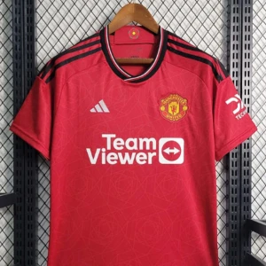 Manchester United hemmatröja Adidas L - Manchester Uniteds officiella hemmatröja från Adidas i rött med svarta och vita detaljer. Klassisk rund hals, svarta axelränder och klubbmärke på bröstet. Tillverkad i lätt och ventilerande polyester, perfekt för match eller träning.