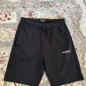 Kortbyxa mckenzie  - Köpt från JD sports Storlek L McKenzie Skicka meddelande vid några funderingar  Kolla gärna även in mina andra annonser