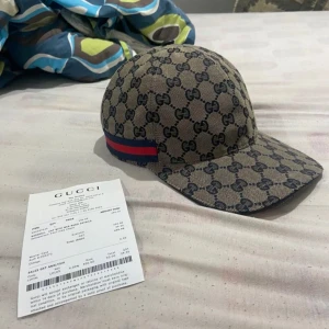 Gucci keps - Säljer gucci keps i färgen navee, kepsen är aldrig använd och är i nytt skick. Ingen retur var nöjd med det du ser på bilderna innan du köper! Pris är ej hugget i sten