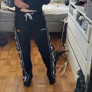 Byxor - Popperpants från Ellesse. Har matchande tröja som jag också kan sälja om man vill.