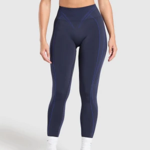 Gymshark Apex - Gymshark apex contrast leggings i mörkblå. Utan scrunch men har sömmar som ger upplyftande effekt. Använda enstaka gång🧚🏻‍♀️