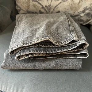 Grå jeans Rush från HOPE,  - Säljer ett par grå tvättade jeans från HOPE, modell Rush. Jeansen har klassisk femficksdesign och raka ben. Materialet är jeans i bomull och färgen är snyggt urtvättad grå. Perfekta för en avslappnad och cool look. Pris kan diskuteras vid snabb affär 