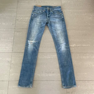Dondup George jeans  - Säljer nu dessa dondup George jeans, slitningar är populär design, skriv för fler bilder/frågor🙌🏼