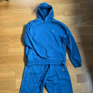 Jordan tracksuit - Snygg blå jordan set. Tracksuit i storlek m utan några deffekter, använd ca 5 gånger. 
