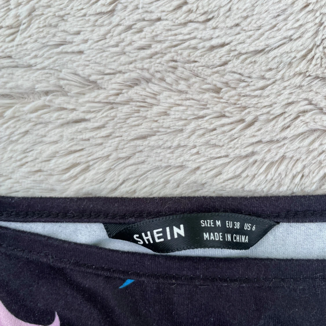 Svart crop top med färgglada dinosaurier - 2