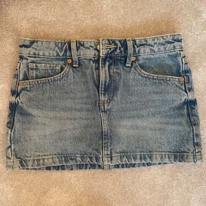 Mini jeanskjol - Kort jeanskjol från Mango! Är verkligen det perfekta lågmidjade jeanskjolen, superfint skick då den varit sparsamt använd💗