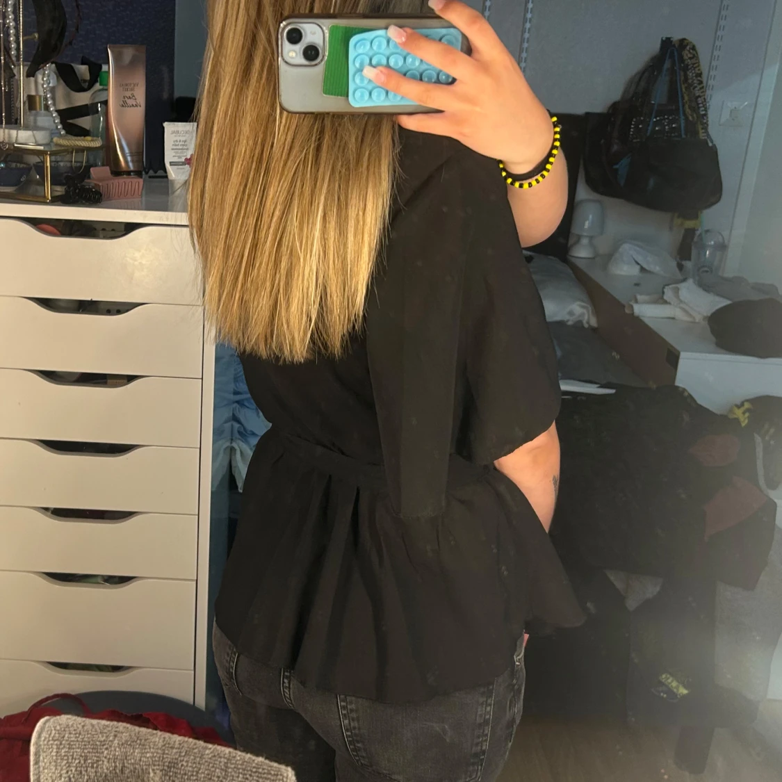 Svart blus med knytband - 2