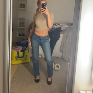 Levi's blå low waist straight jeans - Säljer ett par klassiska blå Levi's jeans i modellen Low Pitch Straight. De har låg midja, raka ben och femficksdesign. Jeansen är i denim med snygga kontrastsömmar och läderpatch bak i midjan. Perfekta för en avslappnad och tidlös look.