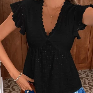 Svart blus med volangärm och spets - Supersöt svart blus med v-ringning ifrån shein, säljer då jag råkade köpa dubbla. Denna är i storlek xs o aldrig använd!